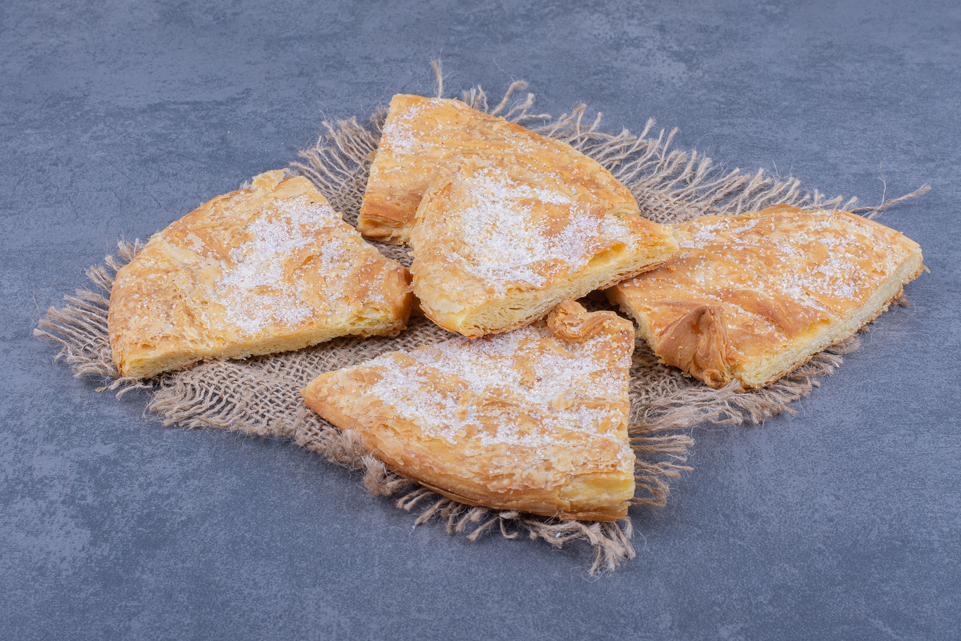 Many pieces of delicious pie with sugar powder on a sackcloth Torta Frita y mate el matrimonio perfecto agrocultura el campo en tu vida